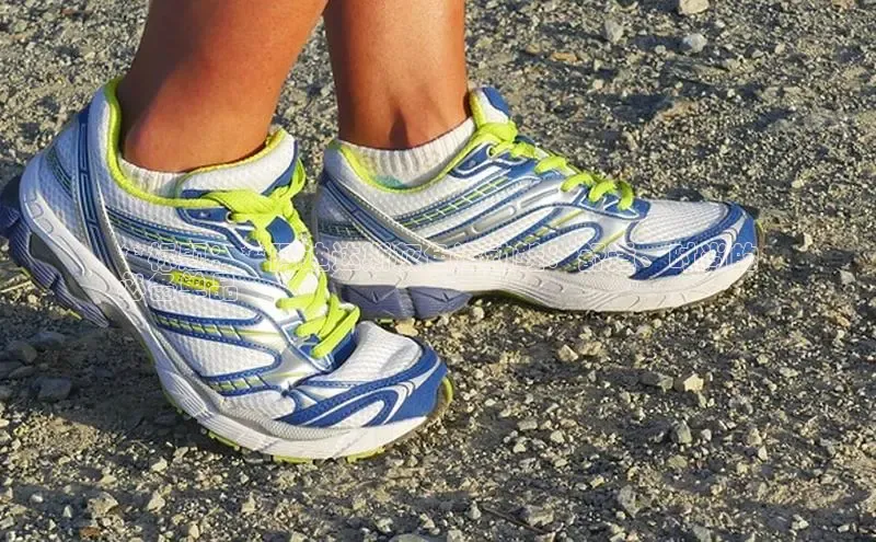 意昂体育注册百度百聘**标题：**阿迪达斯灰色运动鞋：舒适、时尚的
必备单品