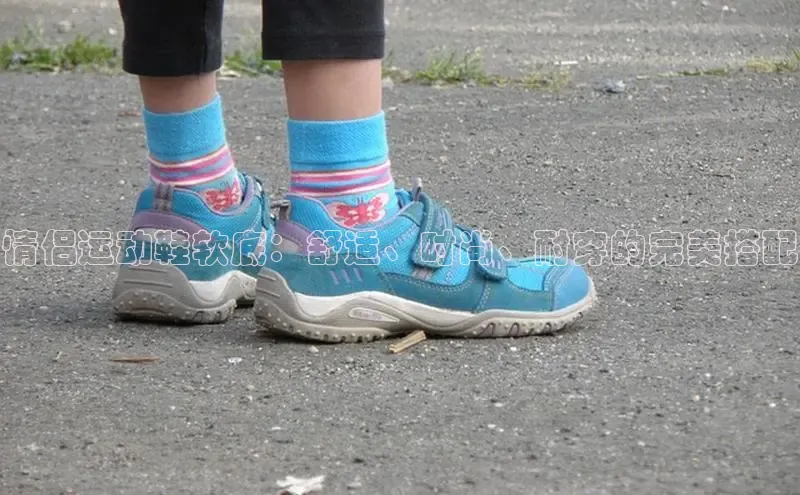 意昂体育口阿里尔公司情侣运动鞋软底：舒适、时尚、耐穿的完美搭配