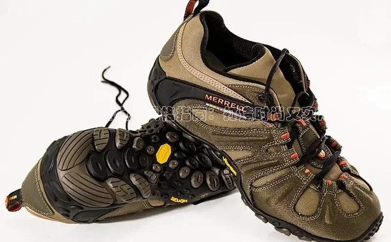 意昂平台官网普信公司2024 女士板鞋风格指南：打造时尚又实用的
衣橱