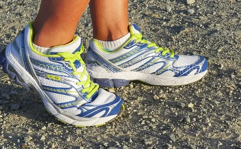 意昂体育百度智能门户2024年爆款女童鞋带鞋：时尚与
舒适并存