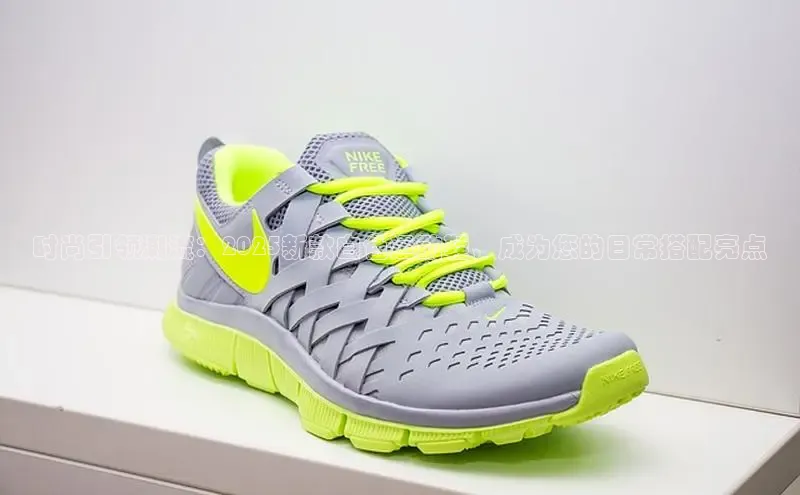 时尚引领潮流：2025新款白色运动鞋，成为您的日常搭配亮点