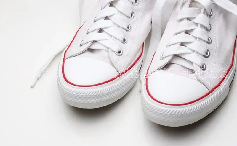 潮流的跃动：全新2025新款粉色运动鞋与穿搭建议